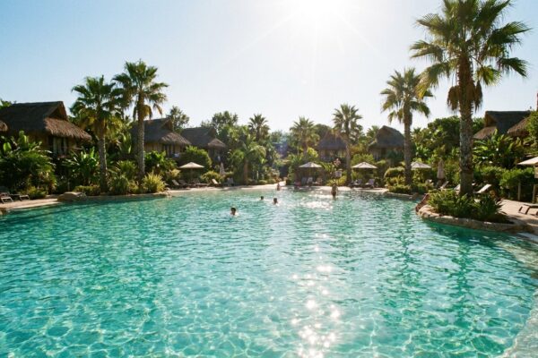 piscine-lagon-village-vacances-2025.png