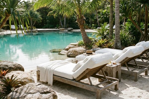 mobilier-bord-piscine-lagon-2025.png