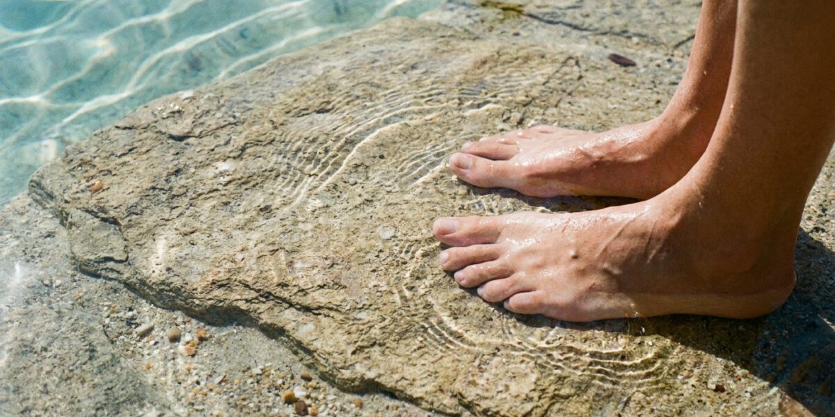 piscine-lagon-antiderapant-securite-2025.png