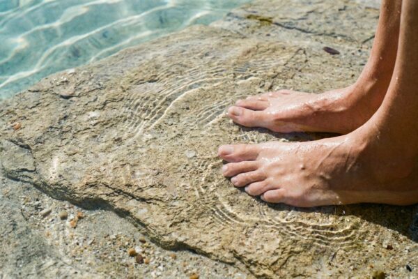 piscine-lagon-antiderapant-securite-2025.png